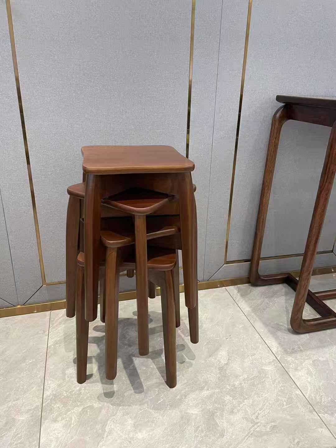 Nordic storage folding stools, Japanese wooden dining table stools, household solid wood round stools, dining stools, simple dining room stools that can be stacked Specification image
