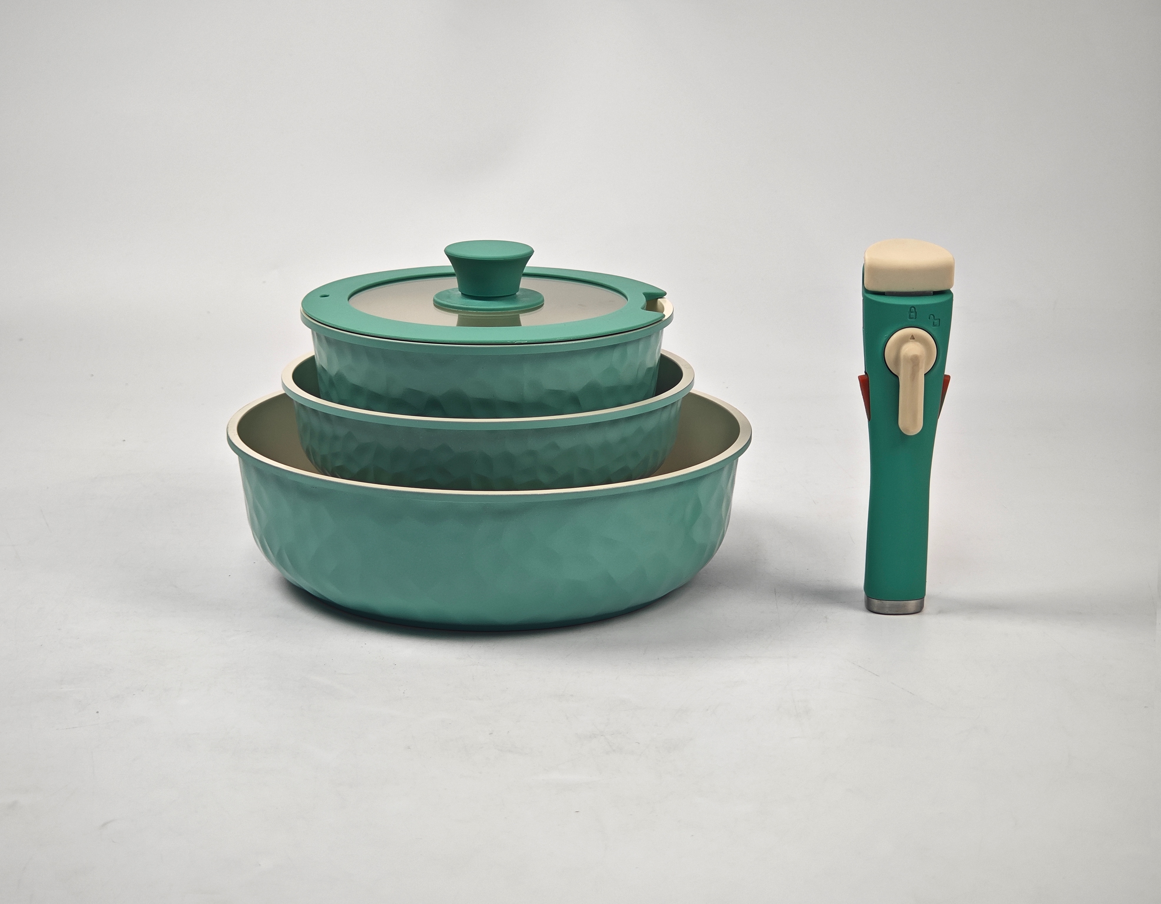 Beautiful 5-piece set: 18 milk pan, 20 frying pan, 26 deep frying pan, 18 silicone lid, 1 handle. Cover the bottom. Five-layer silver-embossed color box, 4 sets per box. Colors: pink, blue, green Specification image