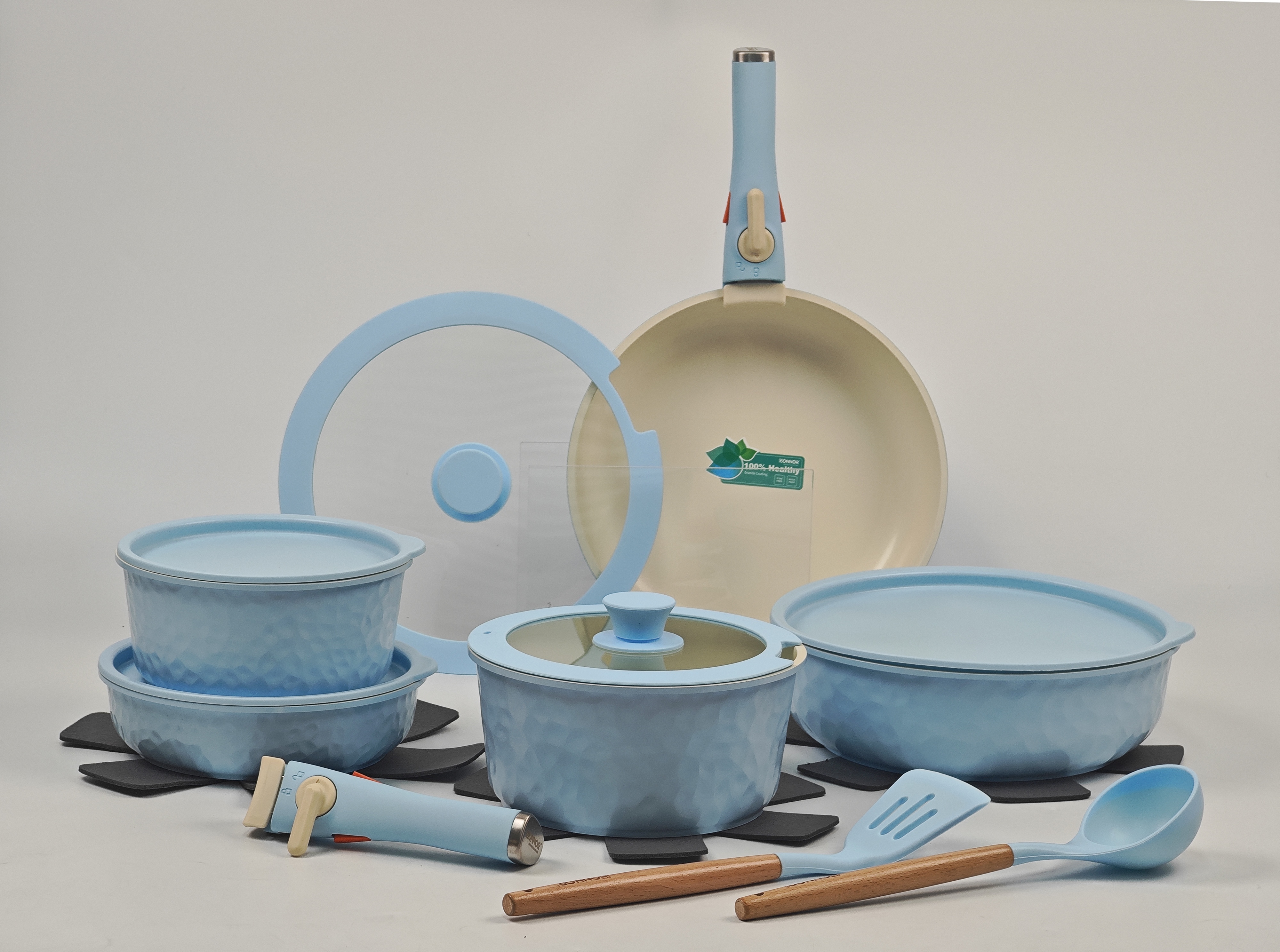 The Xiuli series 17-piece set: 18/20 milk pan, 20/26 frying pan, 26 deep frying pan, 20/26 silicone LIDS, 2 handles, 3 PP food storage LIDS, 3 pan pads, silicone spatula and spoons, coated with blue and green base powder Specification image