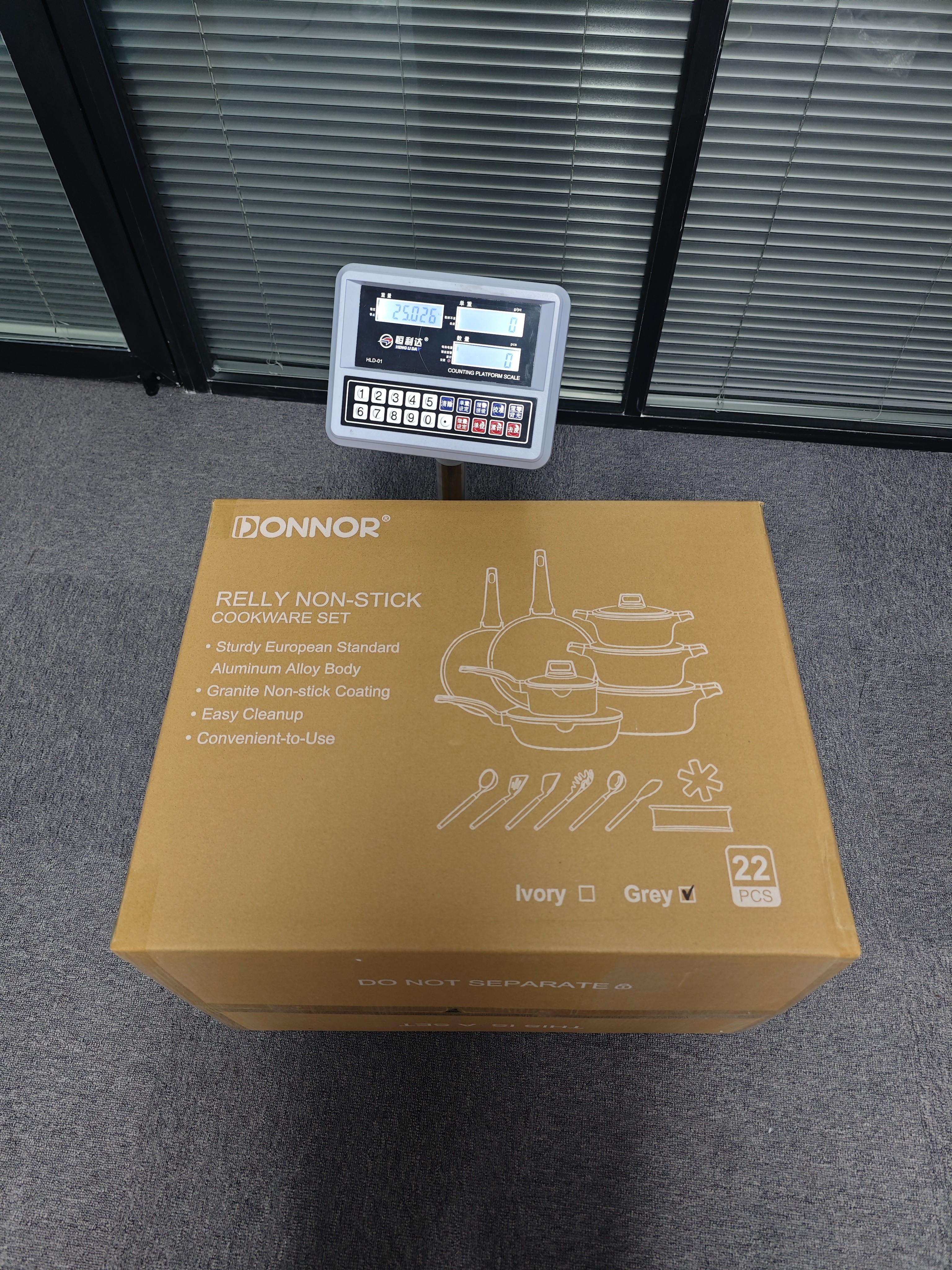 Ruili series 22-piece set: 18 milk pot, 18 steamer, 20/24/28 soup pot, 24/28 frying pan, 28 deep frying pan, 3 pot pads, silicone spatula and spoons at the bottom, stacked with five layers of silver foil, gray and ivory white boxes Item Picture