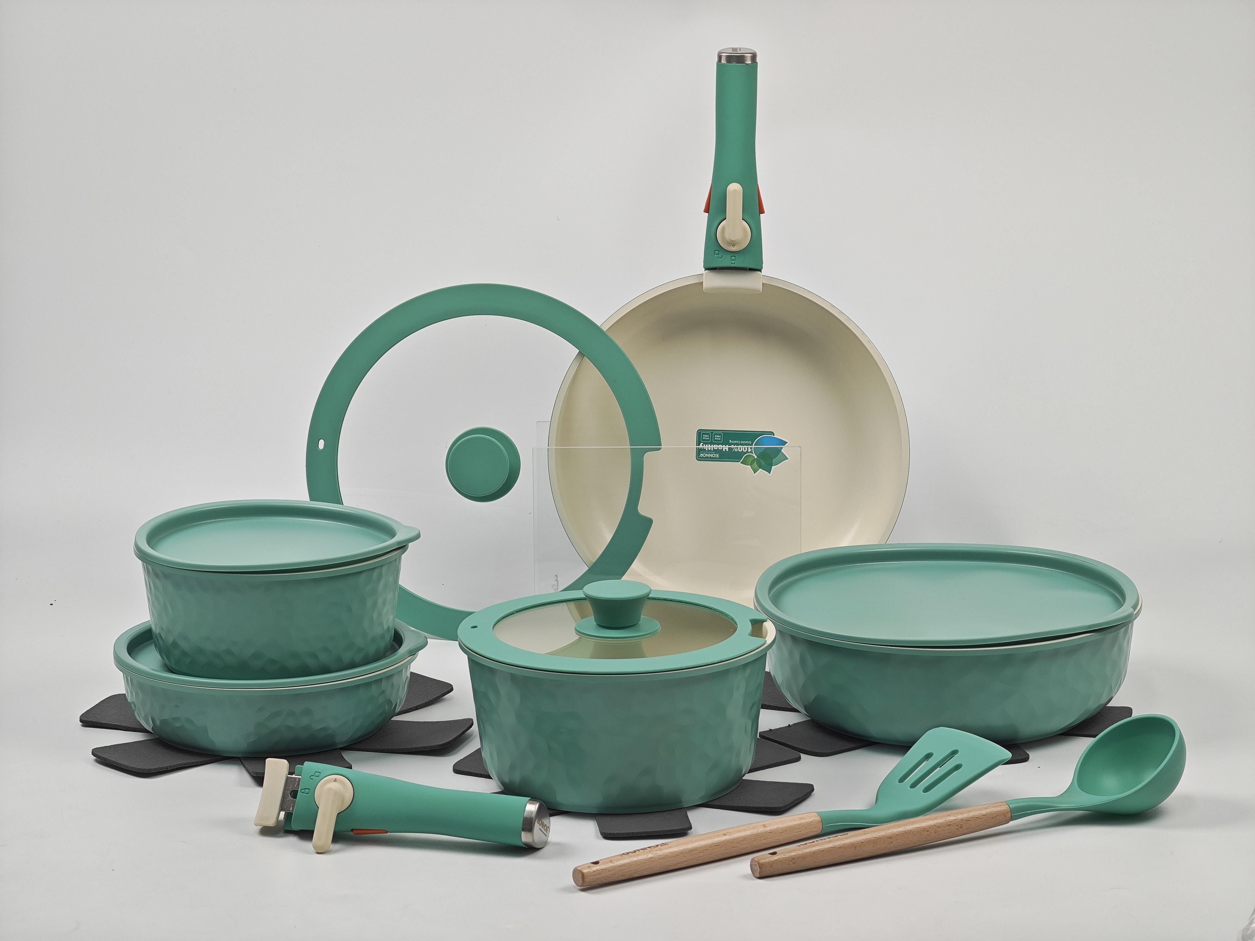 The Xiuli series 17-piece set: 18/20 milk pan, 20/26 frying pan, 26 deep frying pan, 20/26 silicone LIDS, 2 handles, 3 PP food storage LIDS, 3 pan pads, silicone spatula and spoons, coated with blue and green base powder details Picture