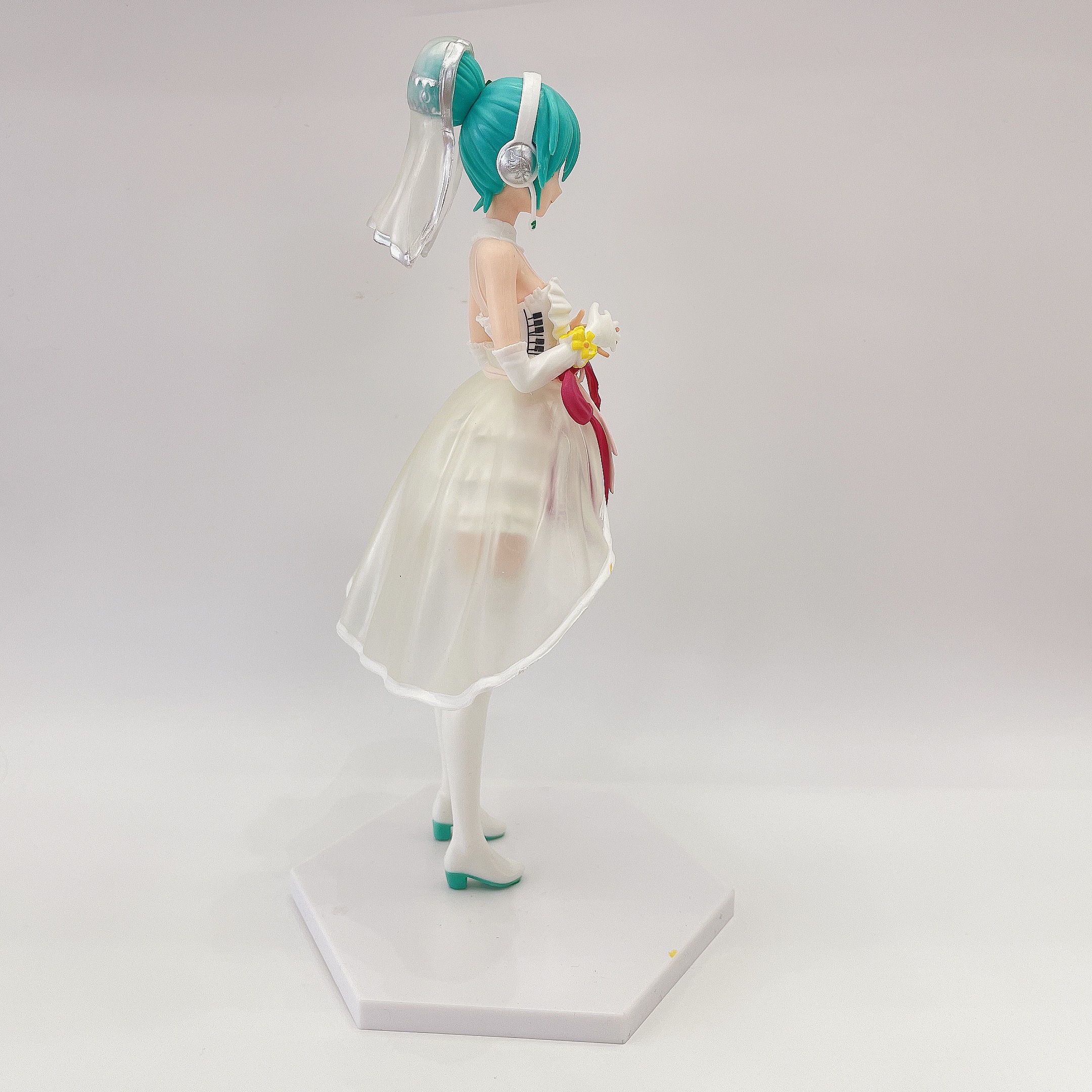 وتوزع قطع غيار على سطح المكتب المحمولة على متن مركبة كومية -أمريكية حول موضوع فستان الزفاف في المستقبل pic 2
