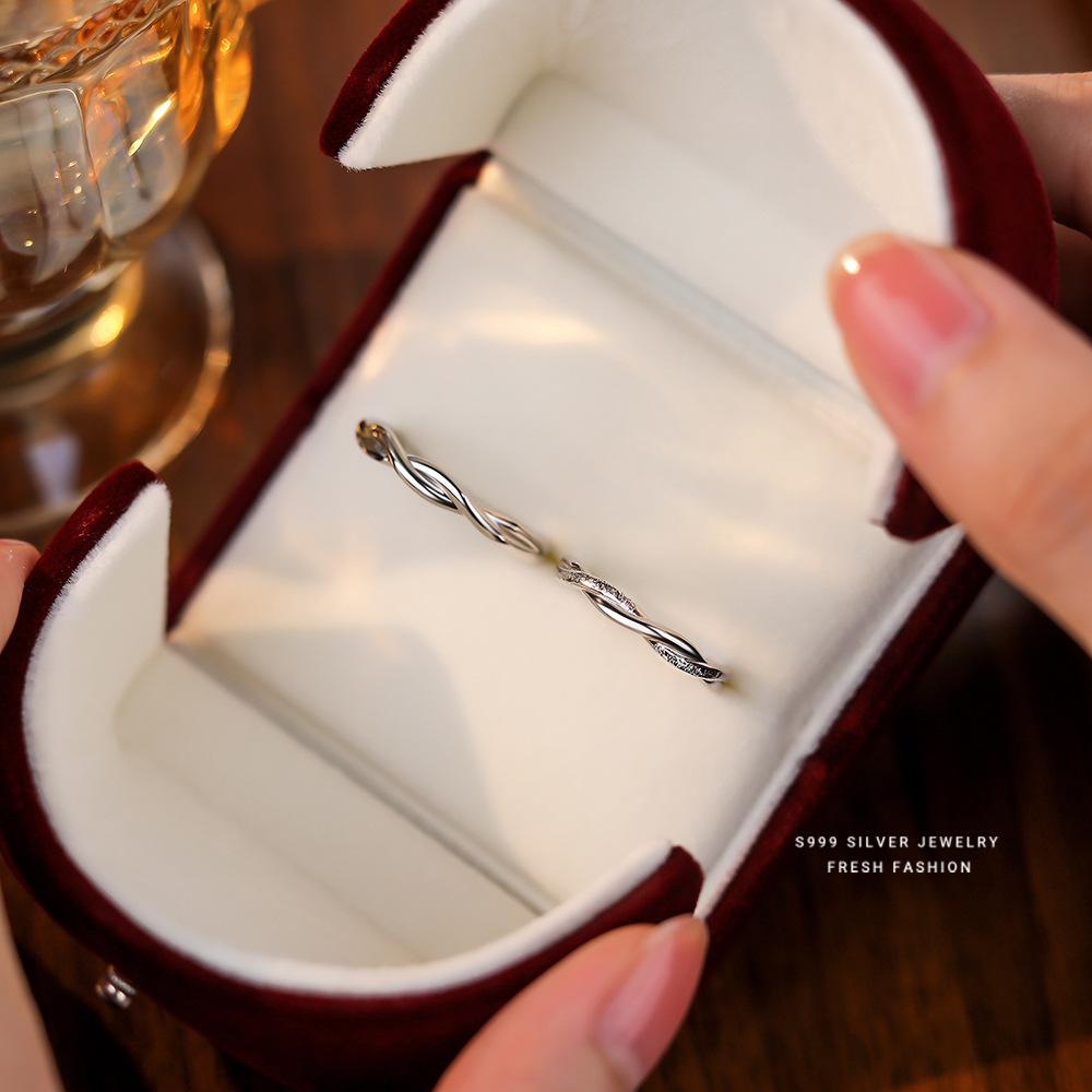 s999 pure silver mobius strip couple ring simple special-interest design couple valentine's day gift for girlfriend Application Scenario