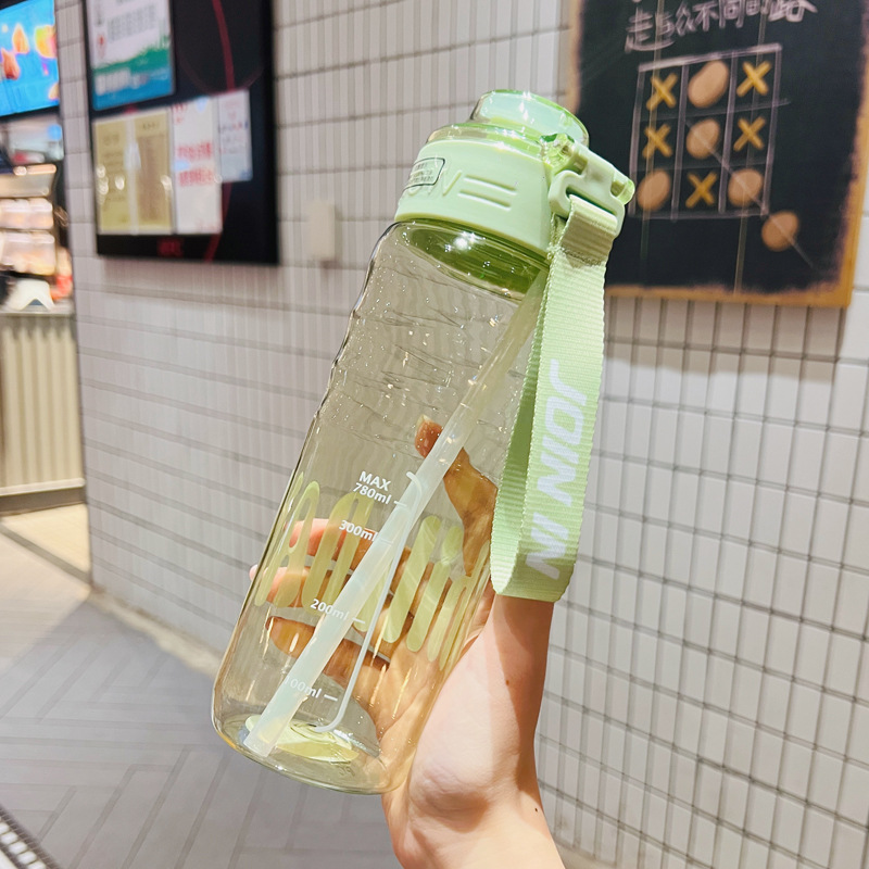 X152-XBD-6081 Summer water cup 680ML net red simple and fresh portable sports straw rope cup Application Scenario
