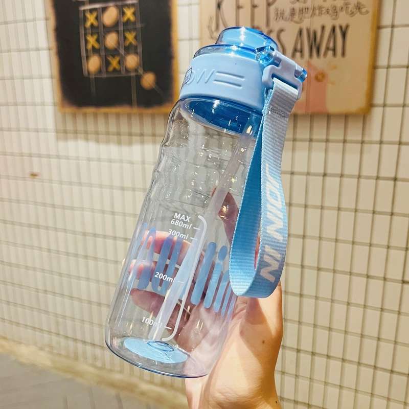 X152-XBD-6082 Summer water cup 780ML net red simple and fresh portable sports straw rope cup Application Scenario