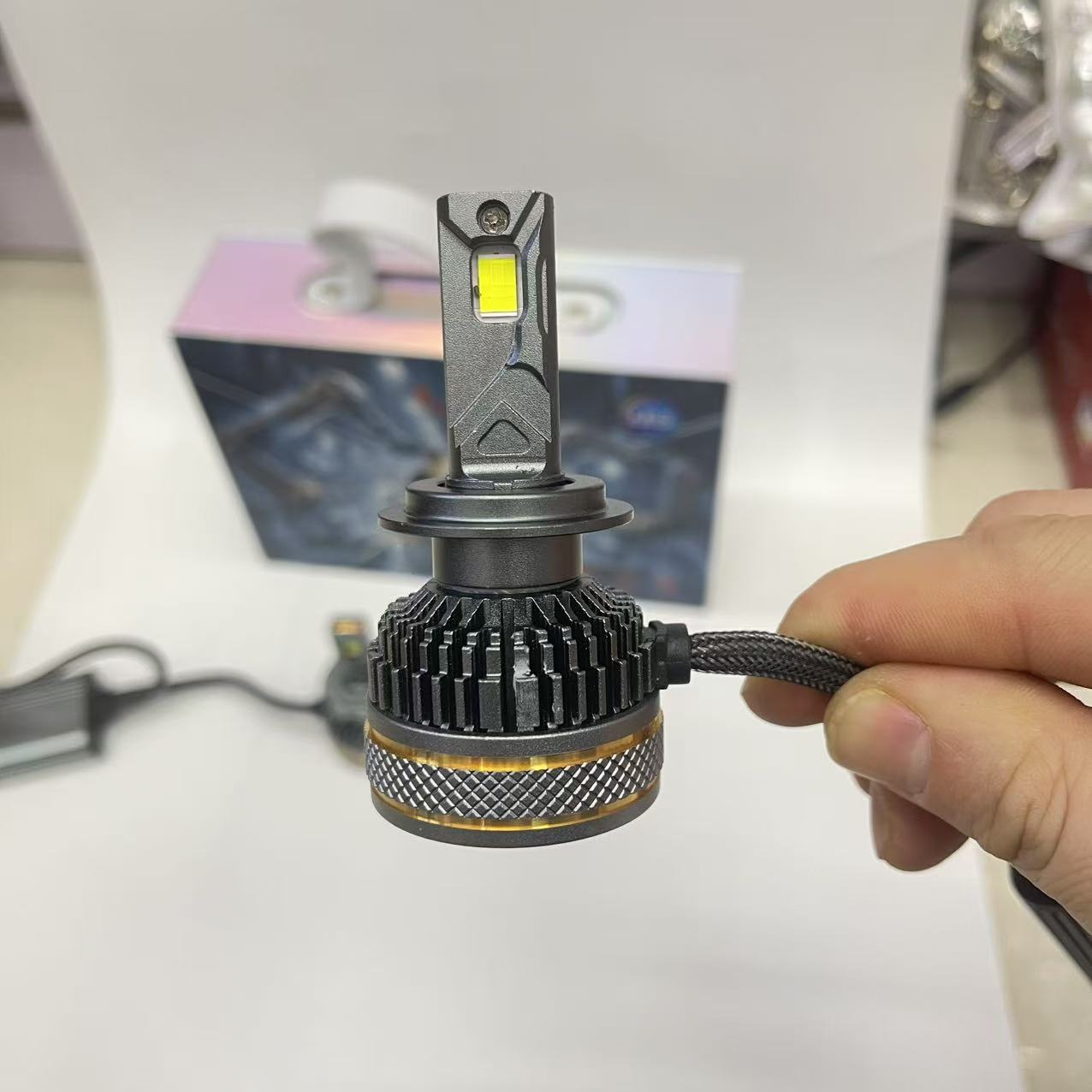 Automotive LED headlights 150W high-power high beams H1H4H7 high-brightness white spotlights Application Scenario