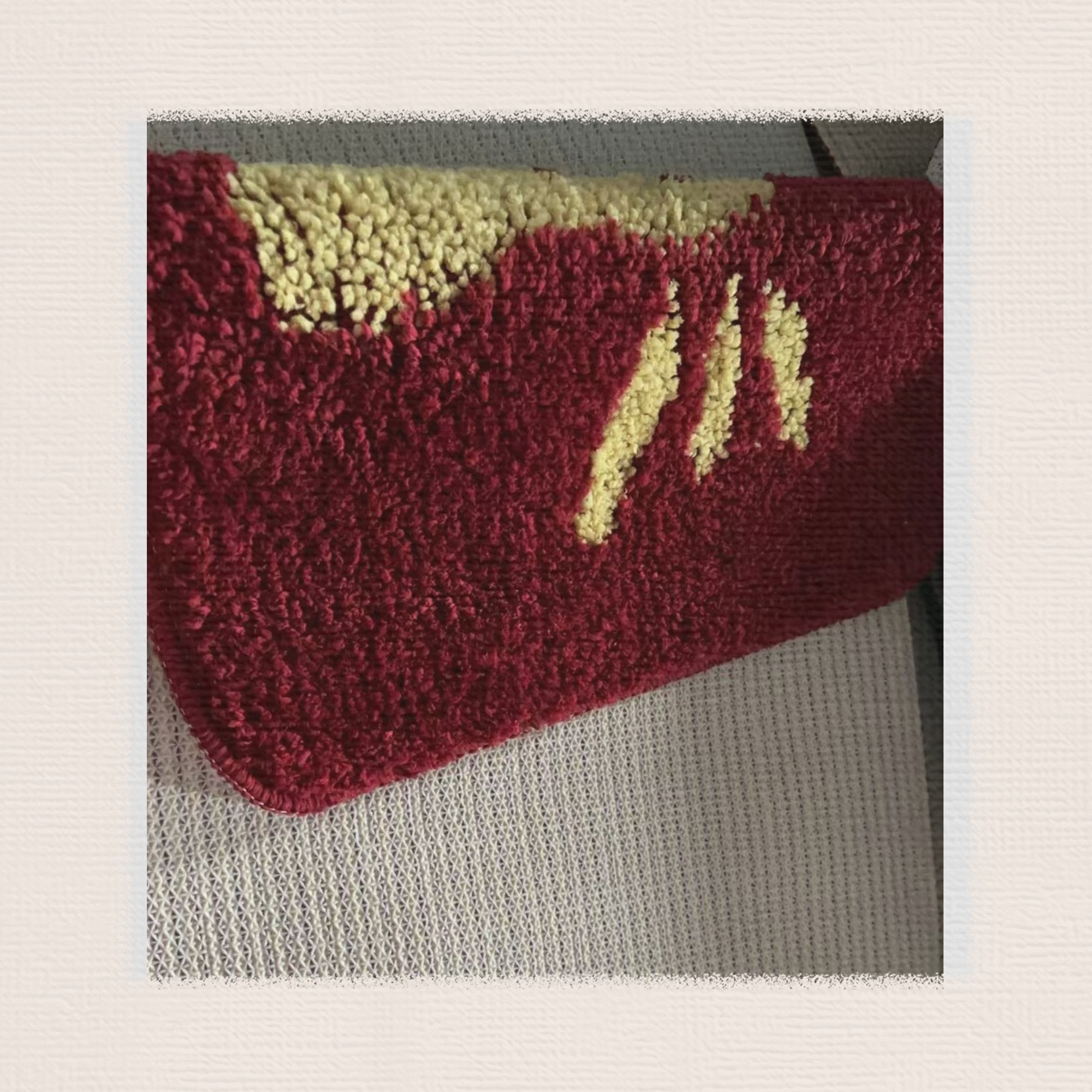 The new ultra-fine colored jacquard floor mat, water-absorbing and anti-slip mat, home door mat, floor mat, bathroom mat, kitchen mat and carpet have excellent water-absorbing and anti-slip effects. There are multiple patterns available for mixing. The size is 38*58cm Item Picture