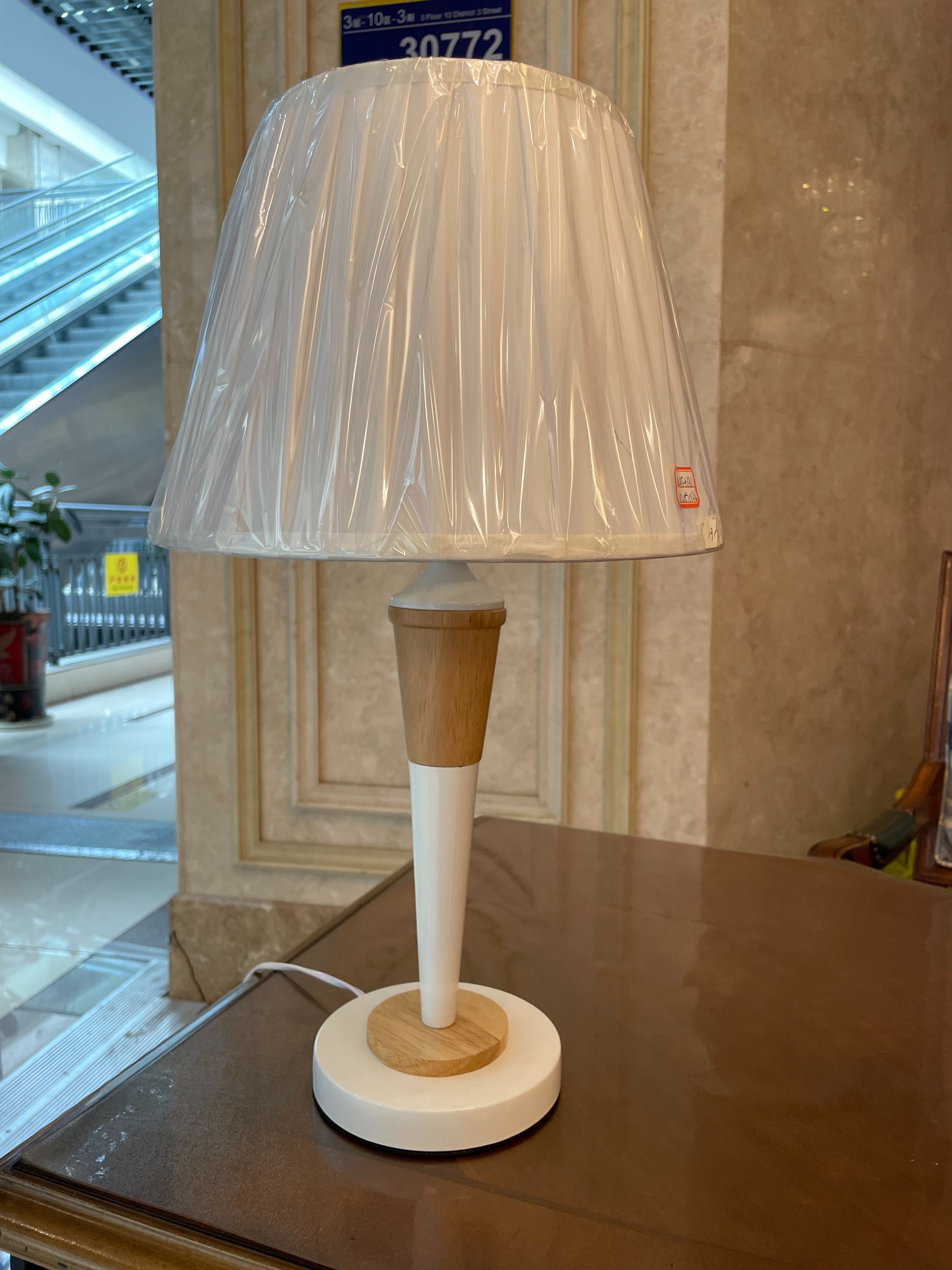 Creative desk lamp, figurine, floor lamp, table lamp, modern and simple design, energy-saving and durable, essential for reading, work and study