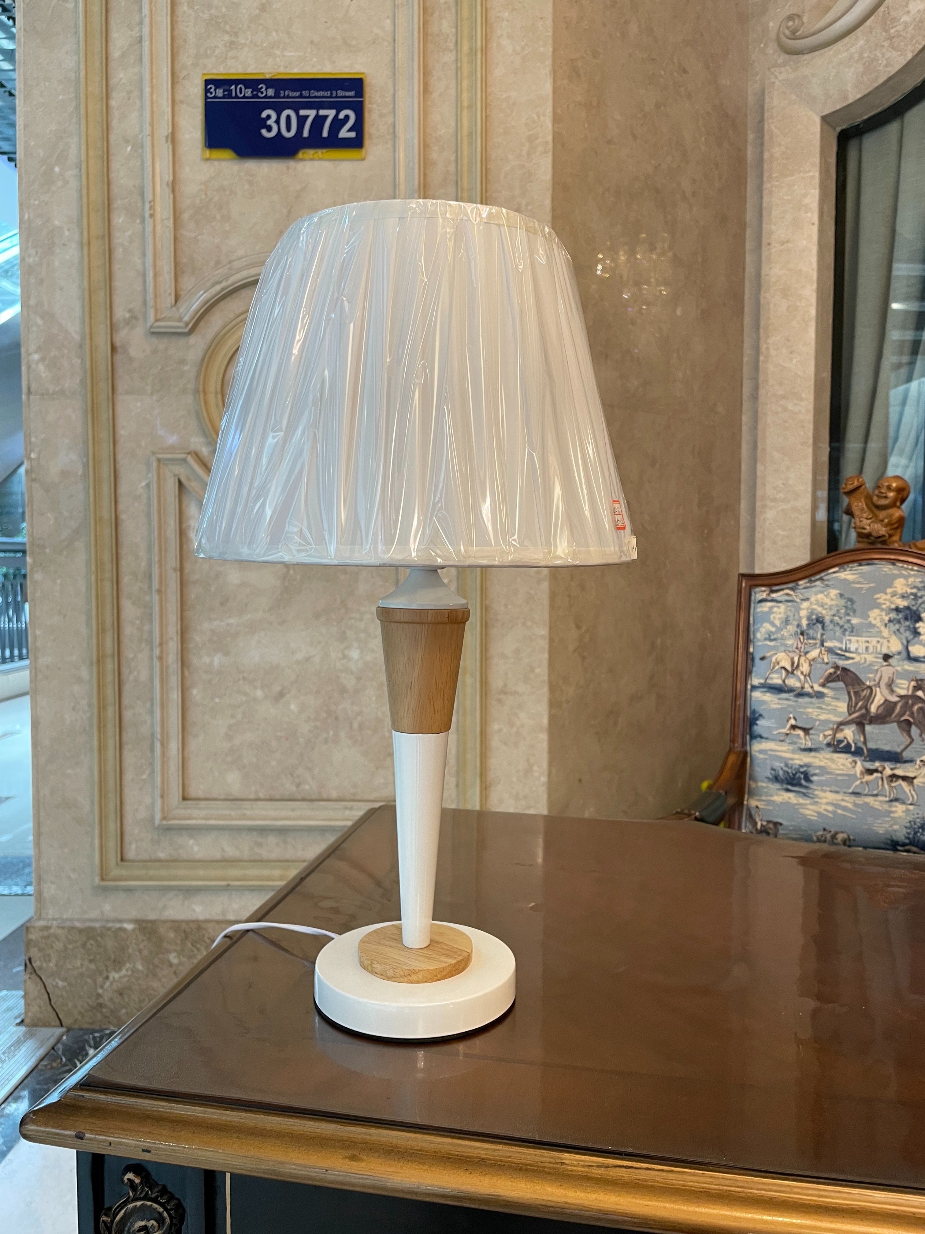 Creative desk lamp, figurine, floor lamp, table lamp, modern and simple design, energy-saving and durable, essential for reading, work and study Item Picture