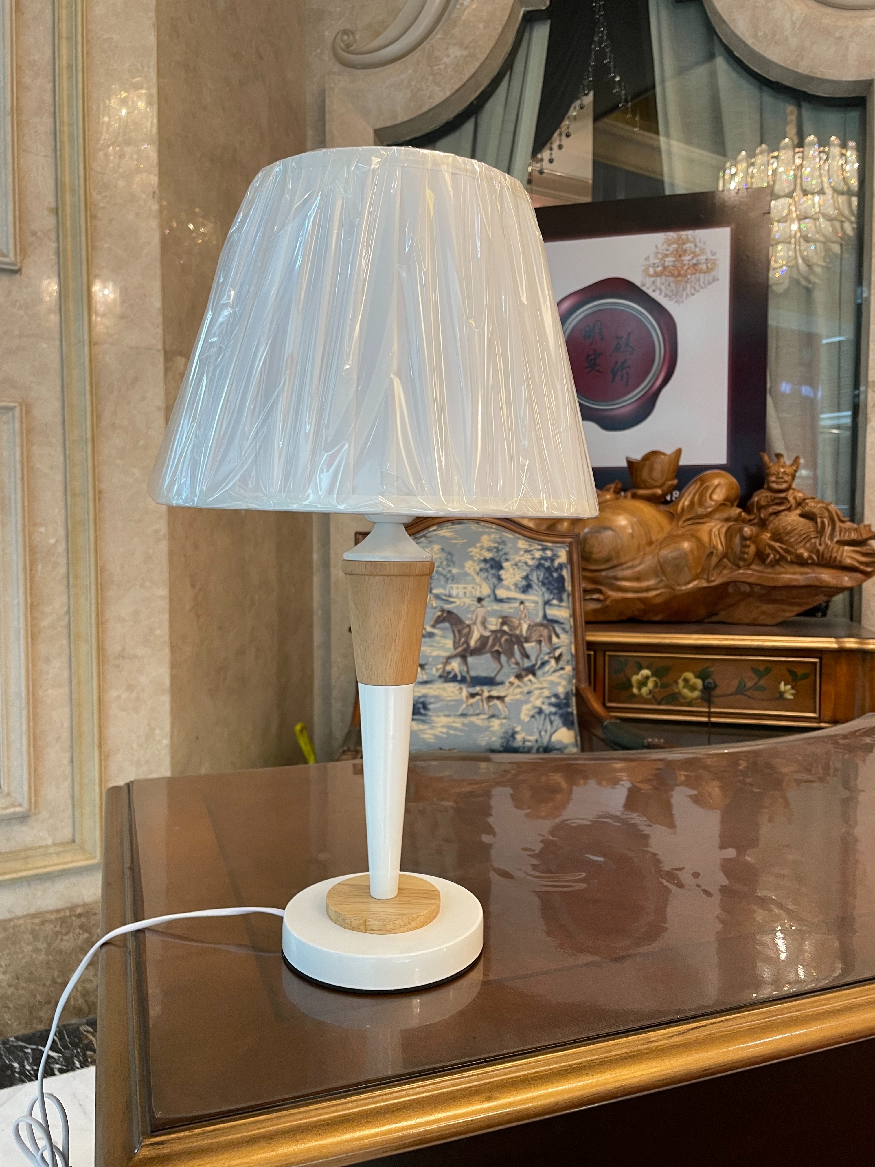 Creative desk lamp, figurine, floor lamp, table lamp, modern and simple design, energy-saving and durable, essential for reading, work and study Application Scenario
