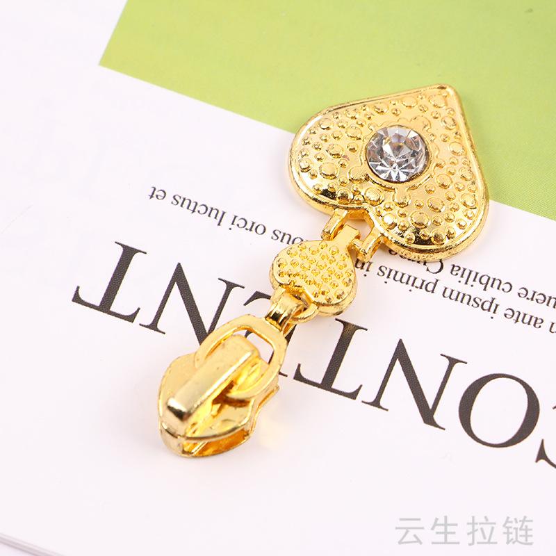 customized zipper head high-end fashion metal heart diamond pull tab alloy zipper head bags zipper wholesale details Picture