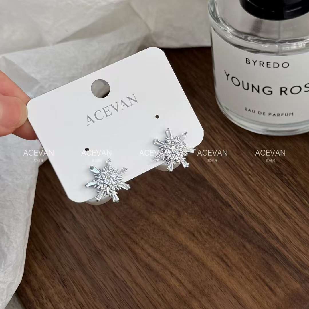 Snowflakes perlas pendientes 925 agujas de plata navidad nueva llegada simple incrustado con circonitas uno dos desgaste diseño sentido orejeras mujeres Specification image