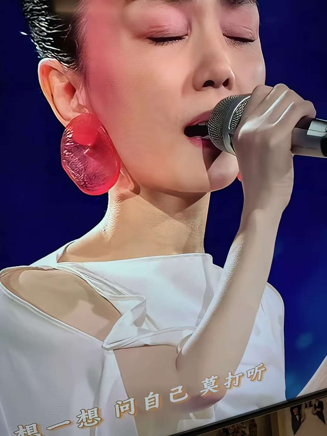 The same style of shrimp chip earrings as Faye Wong in the Year of the Snake. Chinese intangible cultural heritage. Earrings worn on the Spring Festival Gala. The jewelry on the ears of celebrities, designed by a master