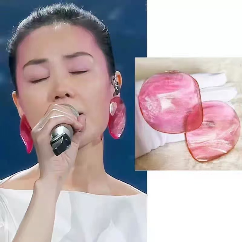 The same style of shrimp chip earrings as Faye Wong in the Year of the Snake. Chinese intangible cultural heritage. Earrings worn on the Spring Festival Gala. The jewelry on the ears of celebrities, designed by a master Specification image