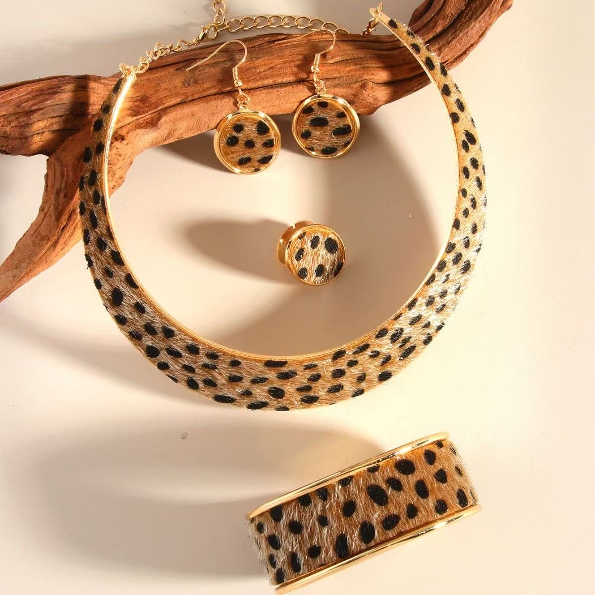 Cross-border Amazon Shein Pinduoduo Overseas Edition Best-selling European and American fashion trend electroplated gold women's metal leopard print collar, neckband and earrings set