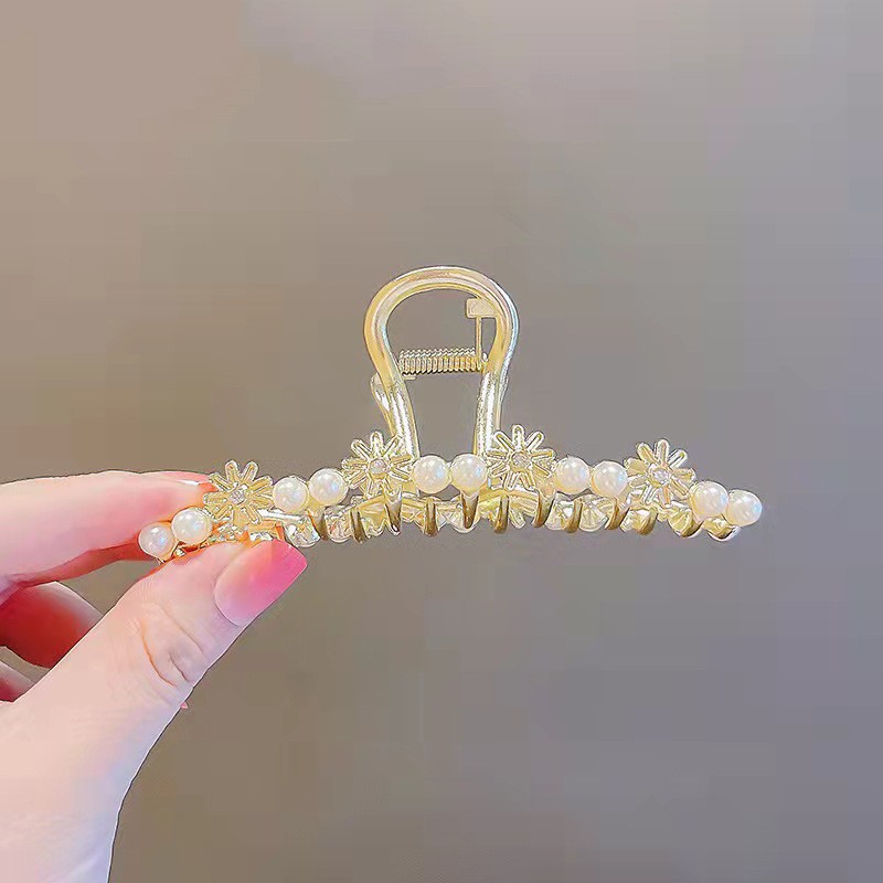 Retro back head pearl rhinestone scratch-off clip, popular large pearl scratch-off clip, summer shark clip pearl hairpin headwear Specification image