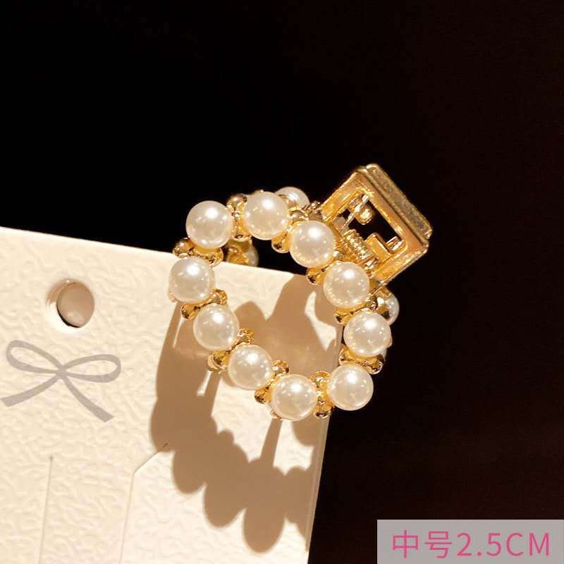 Internet-famous pearl bangs clips, pearl water diamond Korean-style hair clips, fashionable and trendy top clips, Korean-style butterfly hair clips Application Scenario