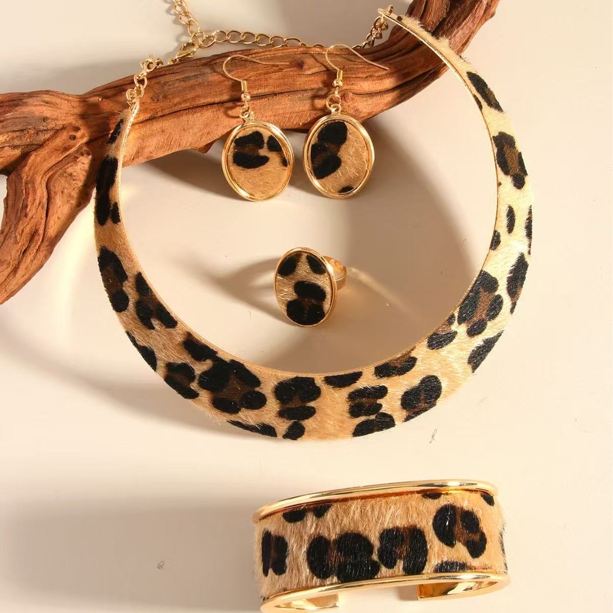 Cross-border Amazon Xiyin Pinduoduo Overseas Edition Best-selling European and American fashion golden women's metal leopard print neckband, collar and earrings set