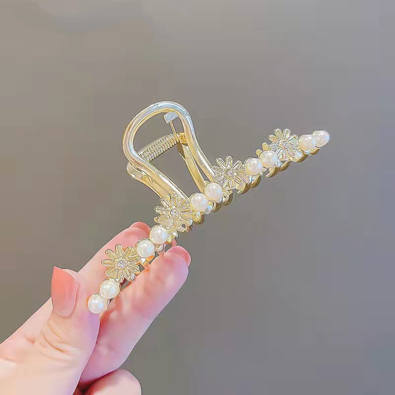 Retro back head pearl rhinestone scratch-off clip, popular large pearl scratch-off clip, summer shark clip pearl hairpin headwear Application Scenario