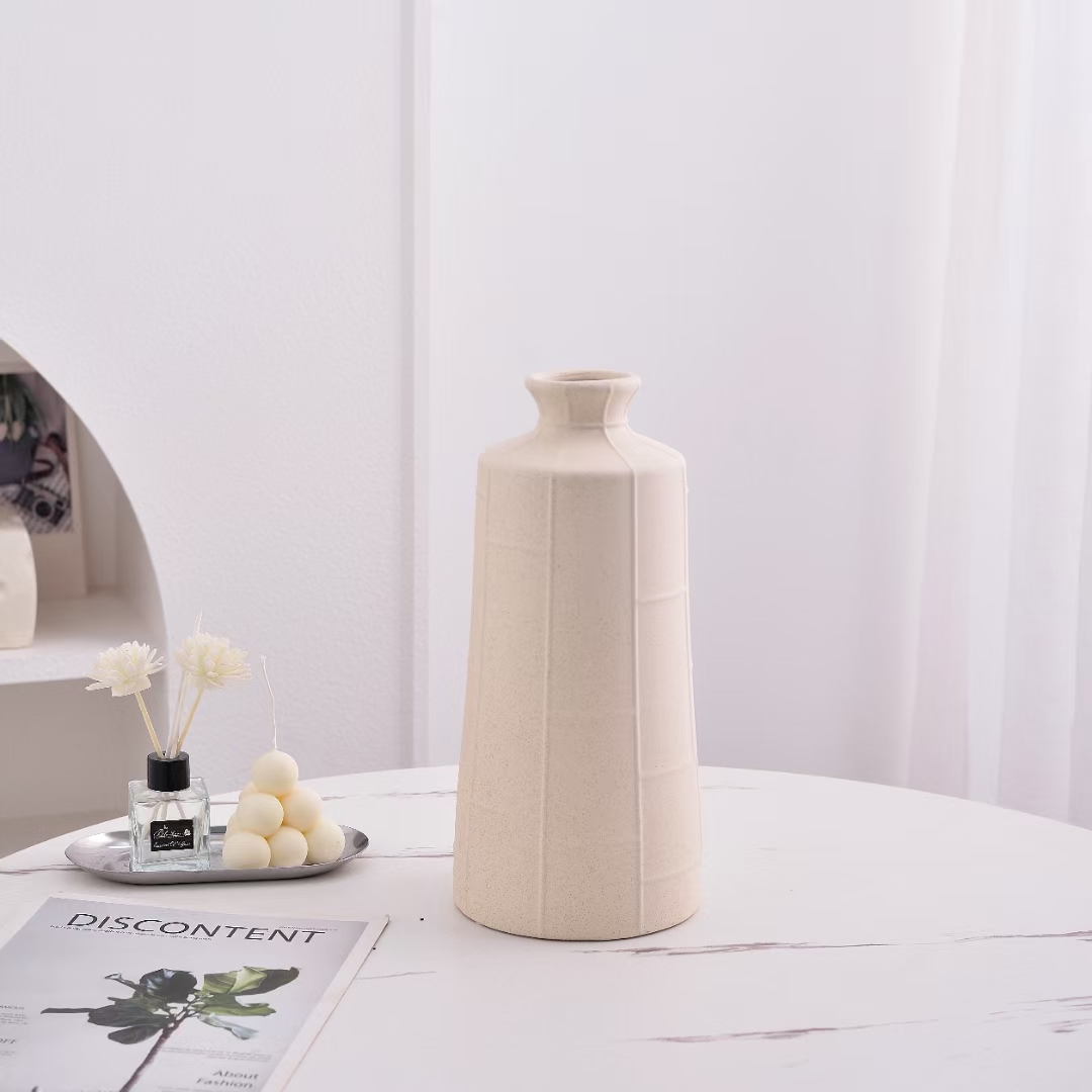 Cream ceramic vases can be used for water and flower arrangement decoration at high temperatures Application Scenario