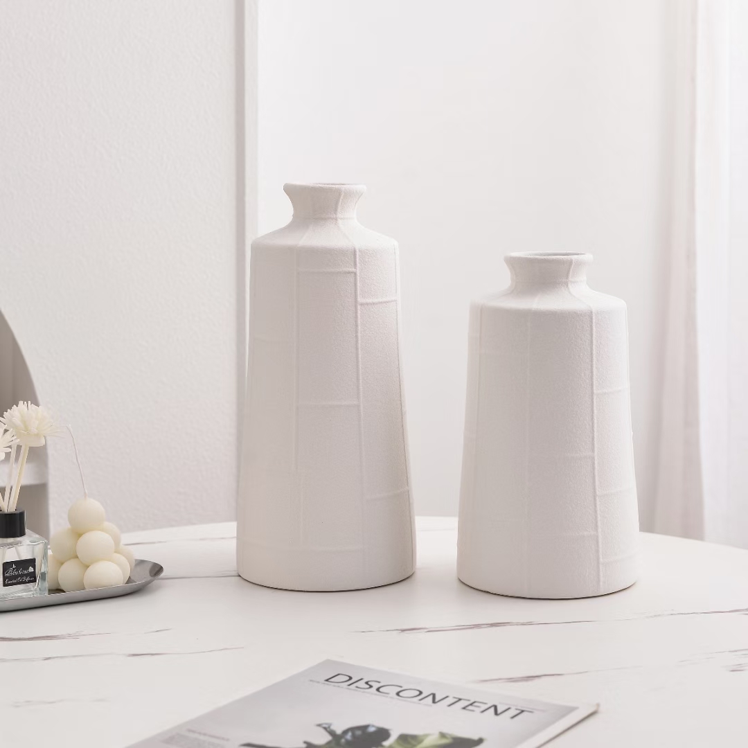 Cream ceramic vases can be used for water and flower arrangement decoration at high temperatures