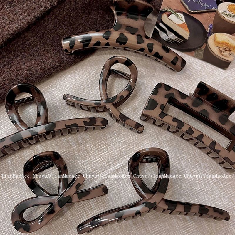 The new stylish hair clip, the shark clip at the back of the head, is a niche and light luxury hair accessory with a high-end feel. It is a coffee-colored leopard print grab clip for women Application Scenario