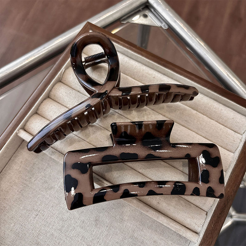 The new stylish hair clip, the shark clip at the back of the head, is a niche and light luxury hair accessory with a high-end feel. It is a coffee-colored leopard print grab clip for women detail image 15