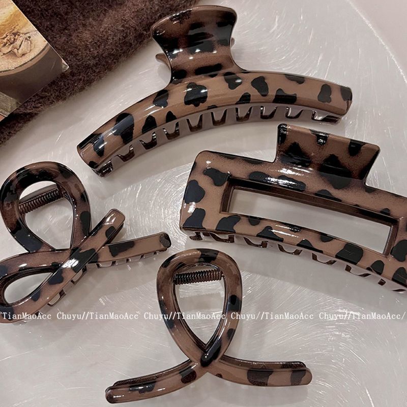 The new stylish hair clip, the shark clip at the back of the head, is a niche and light luxury hair accessory with a high-end feel. It is a coffee-colored leopard print grab clip for women detail image 2