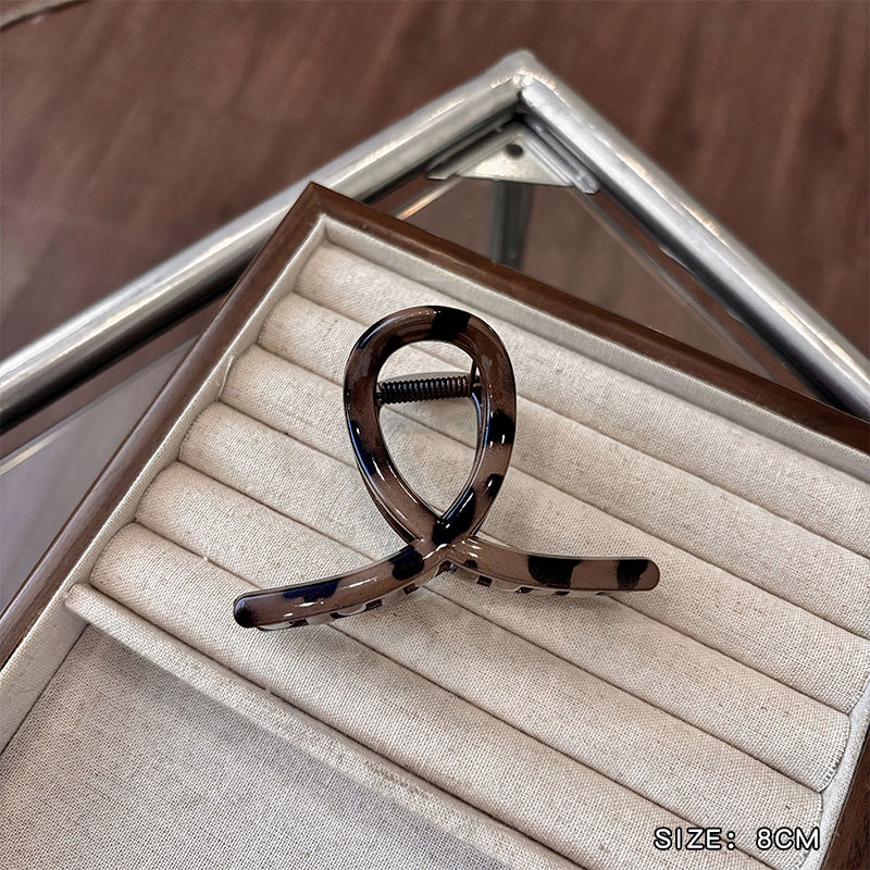 The new stylish hair clip, the shark clip at the back of the head, is a niche and light luxury hair accessory with a high-end feel. It is a coffee-colored leopard print grab clip for women detail image 5