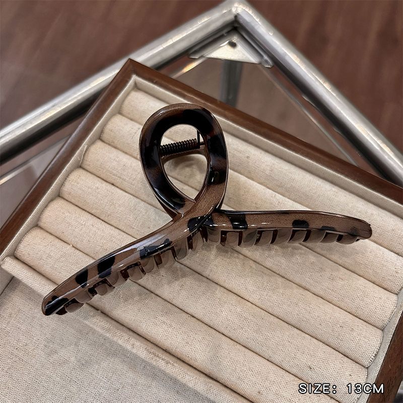 The new stylish hair clip, the shark clip at the back of the head, is a niche and light luxury hair accessory with a high-end feel. It is a coffee-colored leopard print grab clip for women detail image 10