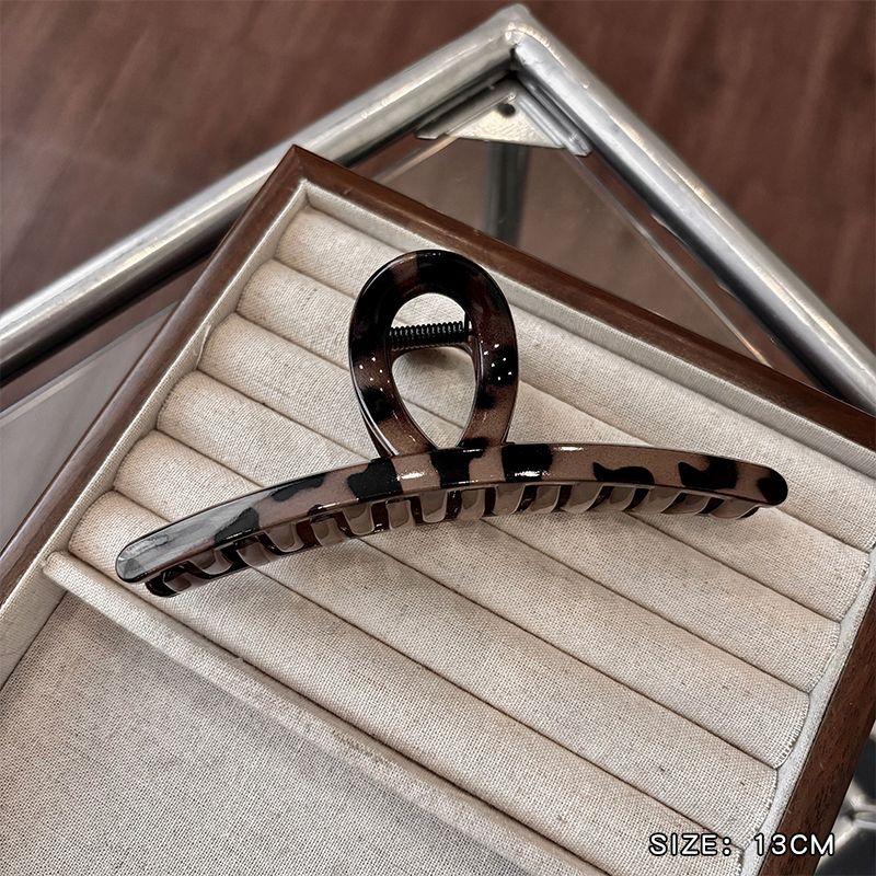 The new stylish hair clip, the shark clip at the back of the head, is a niche and light luxury hair accessory with a high-end feel. It is a coffee-colored leopard print grab clip for women detail image 9