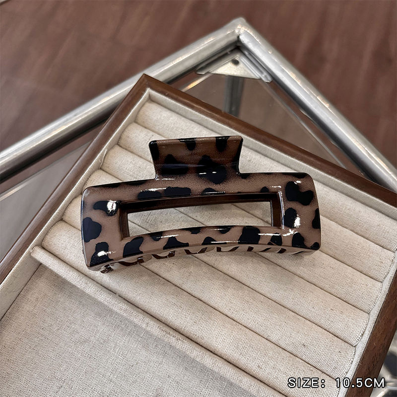 The new stylish hair clip, the shark clip at the back of the head, is a niche and light luxury hair accessory with a high-end feel. It is a coffee-colored leopard print grab clip for women detail image 8