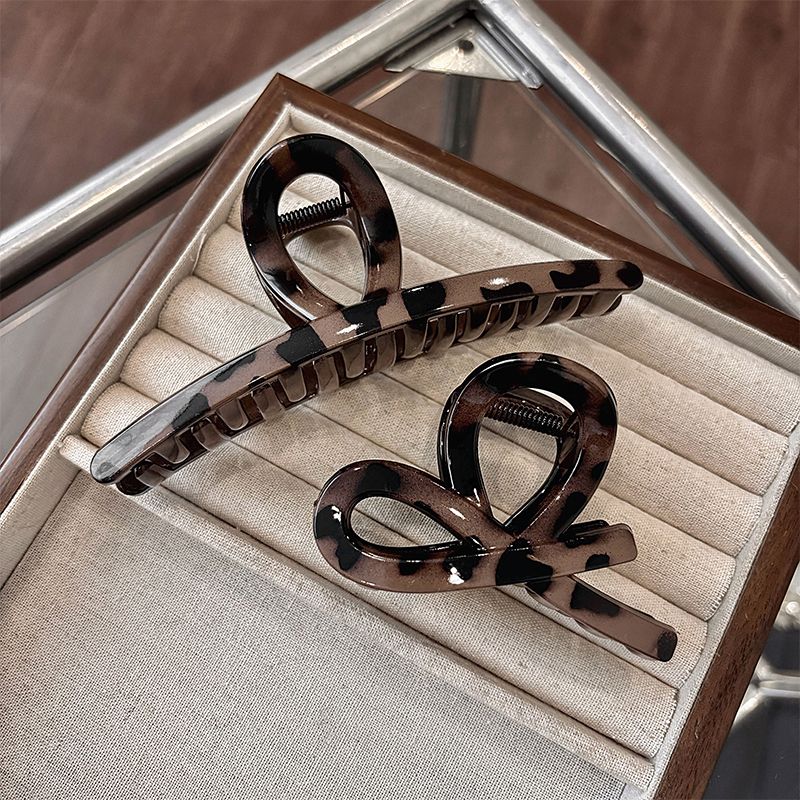 The new stylish hair clip, the shark clip at the back of the head, is a niche and light luxury hair accessory with a high-end feel. It is a coffee-colored leopard print grab clip for women detail image 11
