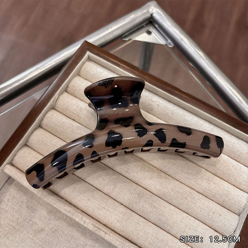 The new stylish hair clip, the shark clip at the back of the head, is a niche and light luxury hair accessory with a high-end feel. It is a coffee-colored leopard print grab clip for women detail image 7