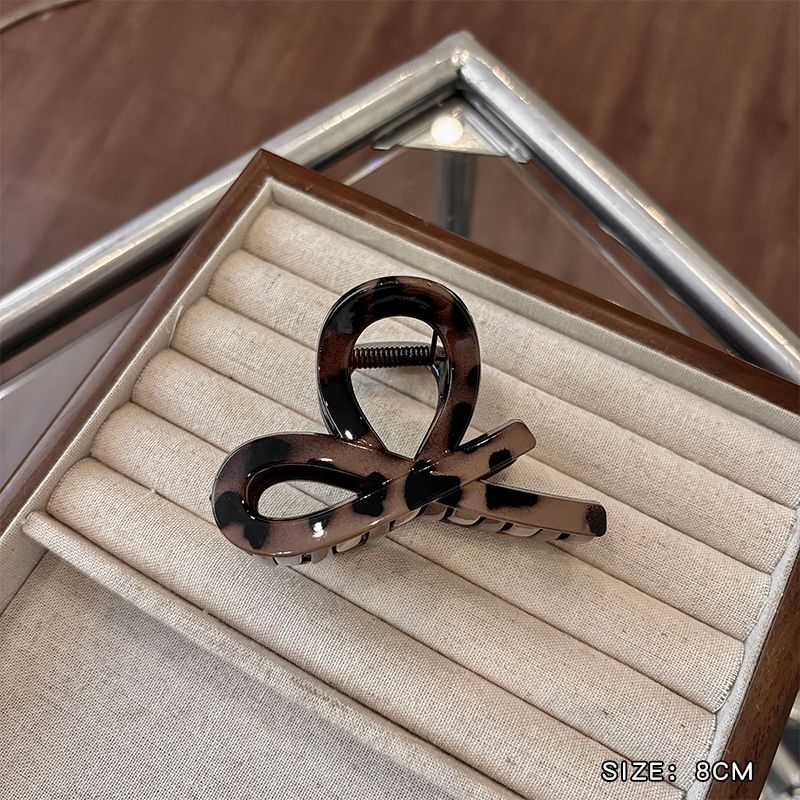 The new stylish hair clip, the shark clip at the back of the head, is a niche and light luxury hair accessory with a high-end feel. It is a coffee-colored leopard print grab clip for women detail image 6