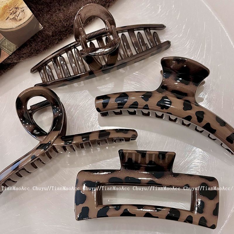 The new stylish hair clip, the shark clip at the back of the head, is a niche and light luxury hair accessory with a high-end feel. It is a coffee-colored leopard print grab clip for women