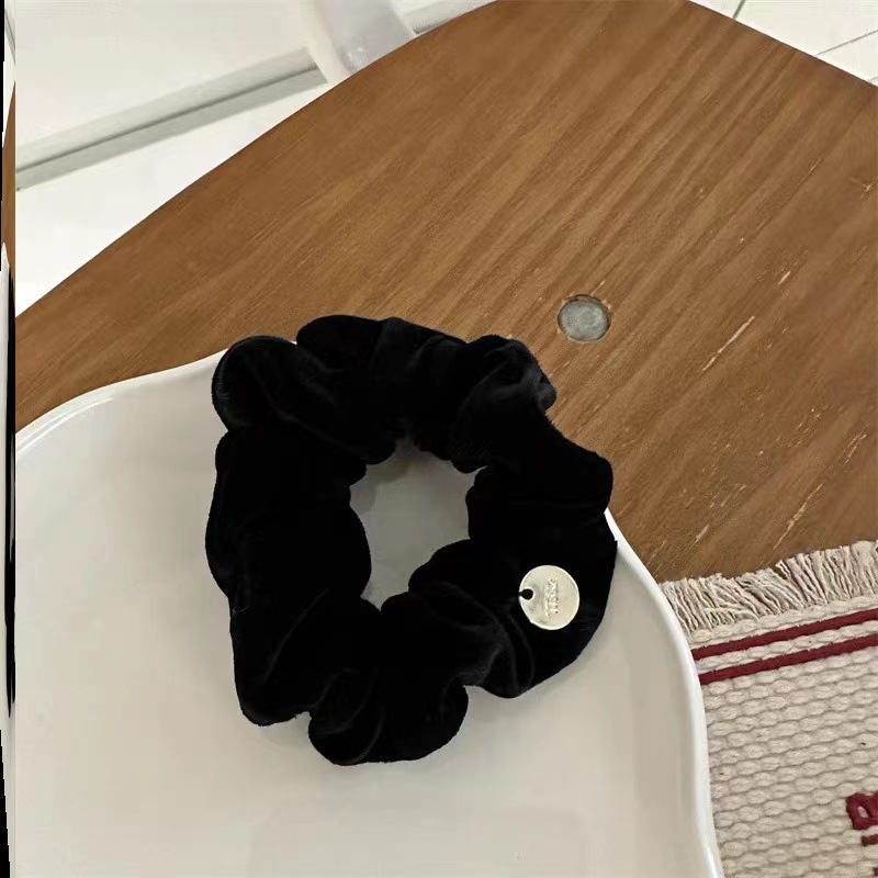 Small gold plate texture velvet hair accessory, large intestine circle, Dongdaemun, South Korea, stylish ins retro ponytail hair band, hair accessory, women's hair tie, hair tie, hair band, hair tie, hair tie, hair tie, hair tie, hair tie, hair tie, jewelry Application Scenario