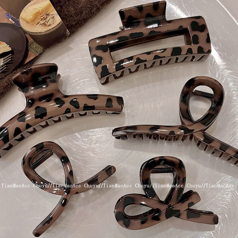 The new stylish hair clip, the shark clip at the back of the head, is a niche and light luxury hair accessory with a high-end feel. It is a coffee-colored leopard print grab clip for women detail image 3