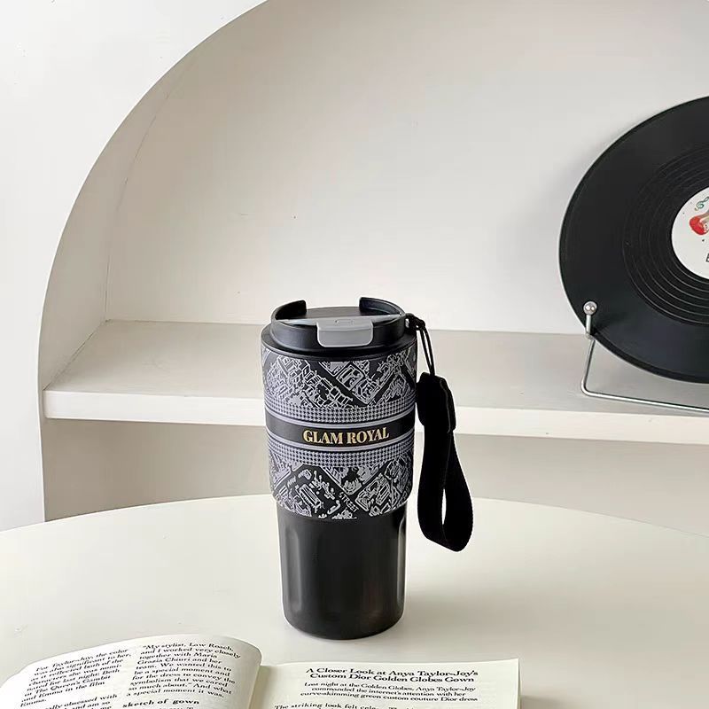 Simple 3D coffee cup detail image 2