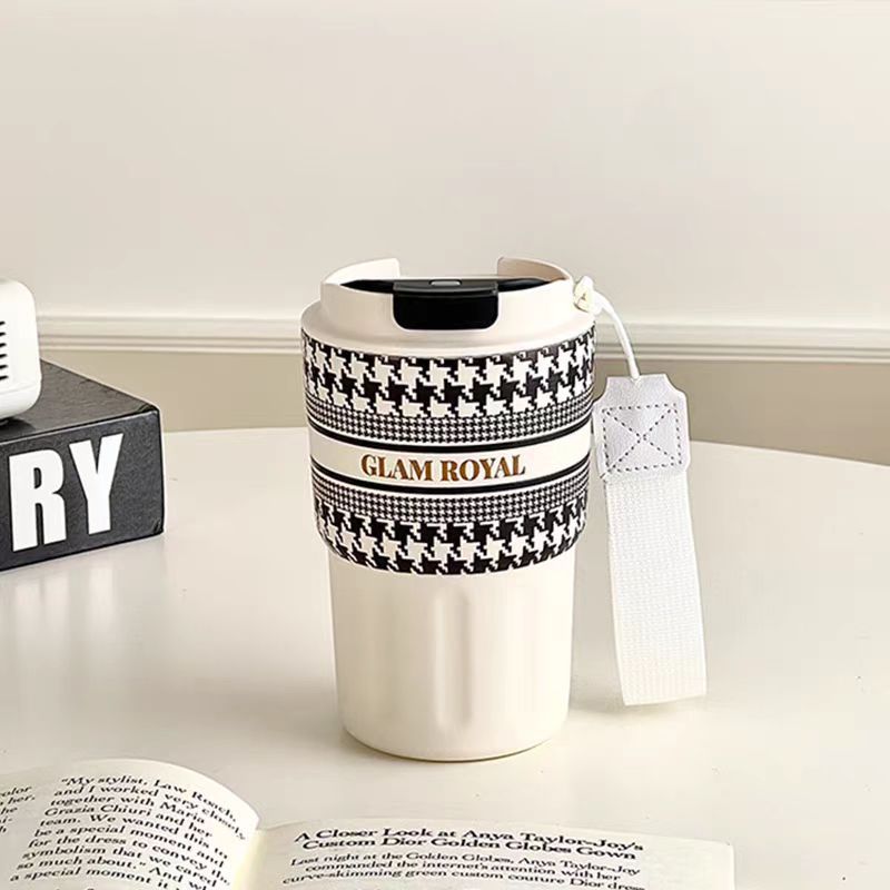 Simple 3D coffee cup detail image 5