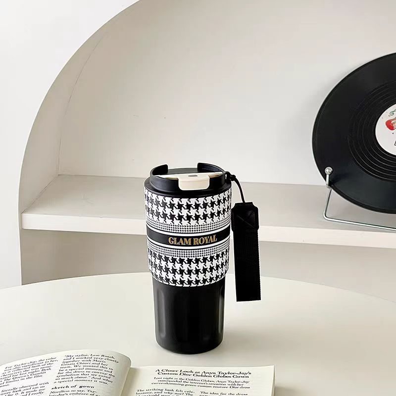 Simple 3D coffee cup detail image 7