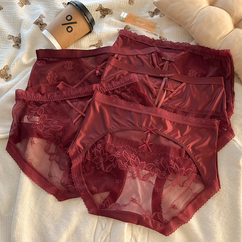 For the Year of the Red Snake and the zodiac year, this is a sexy mid-waist lace wedding women's underwear. It's a 200-pound triangular pant for a plump girl full figure