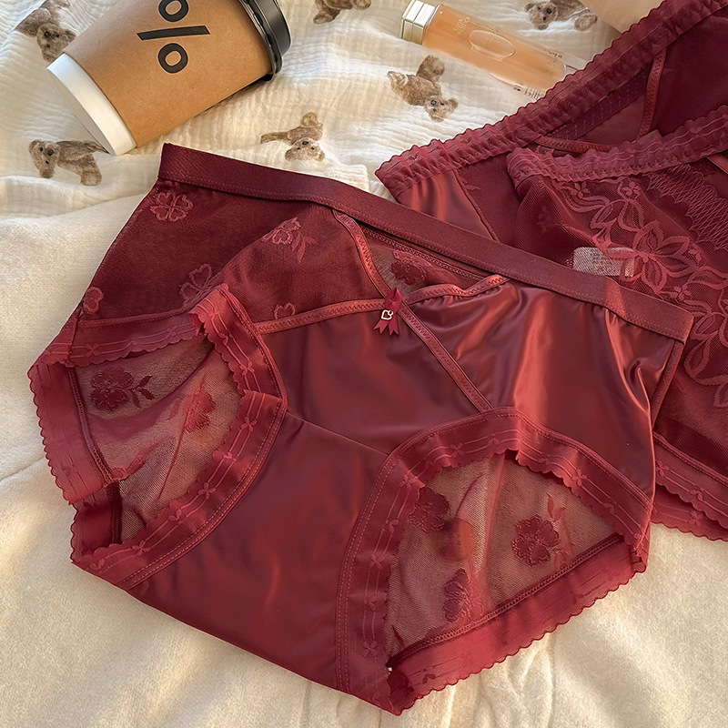 For the Year of the Red Snake and the zodiac year, this is a sexy mid-waist lace wedding women's underwear. It's a 200-pound triangular pant for a plump girl Specification drawing
