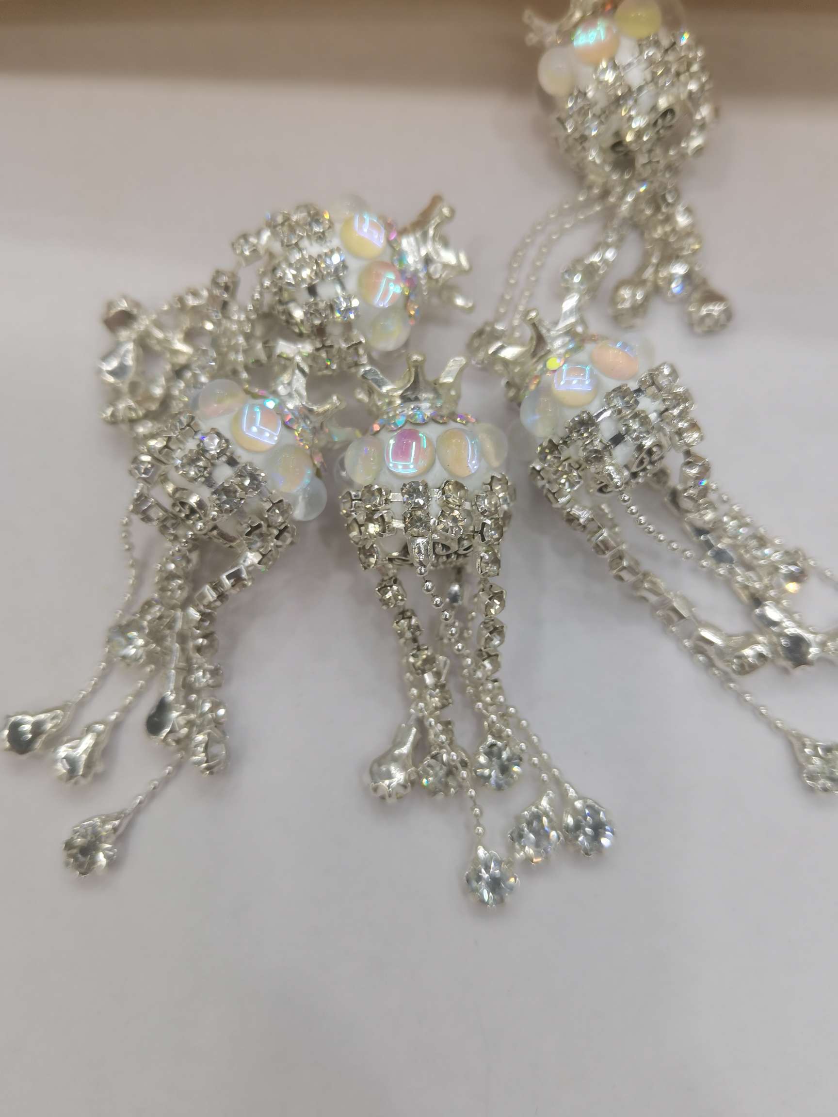 White crown slipper accessory Specification image