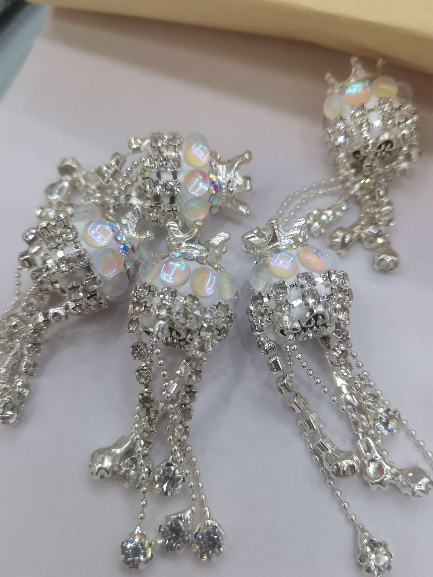 White crown slipper accessory details Picture