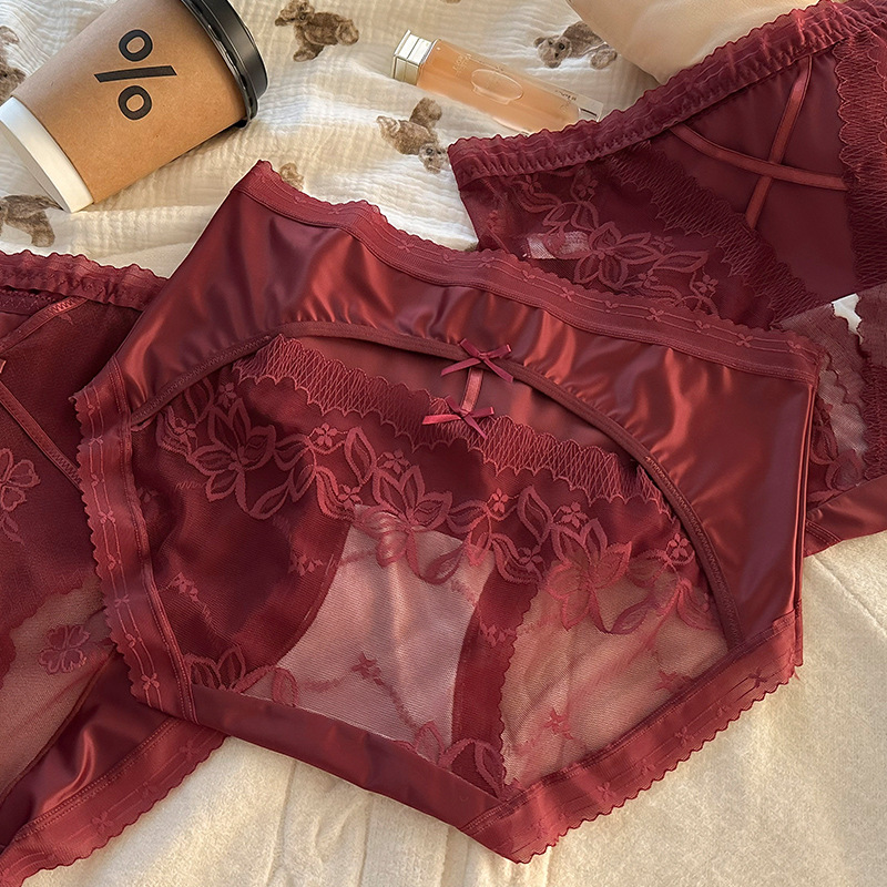 For the Year of the Red Snake and the zodiac year, this is a sexy mid-waist lace wedding women's underwear. It's a 200-pound triangular pant for a plump girl details Picture