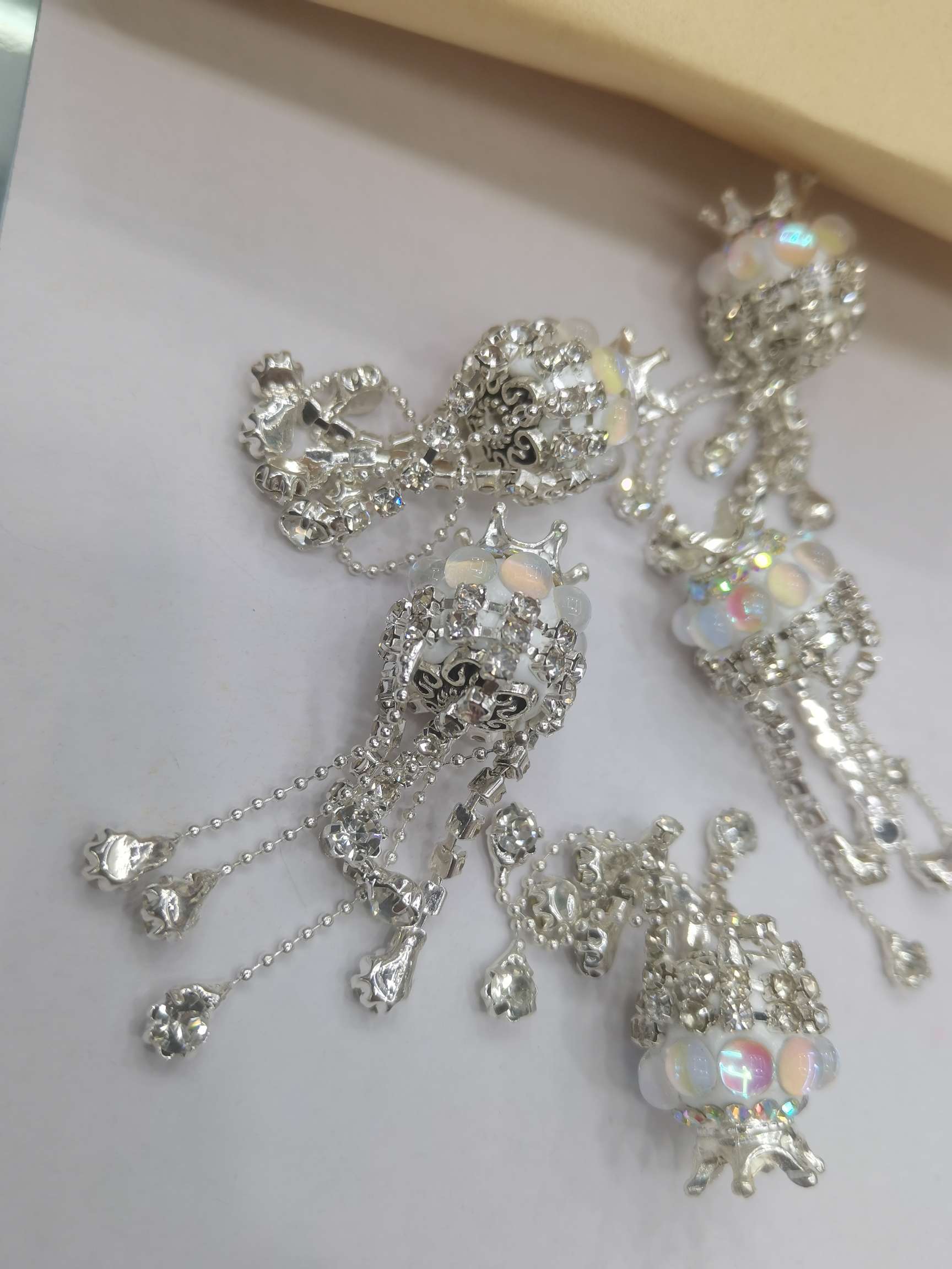 White crown slipper accessory Application Scenario