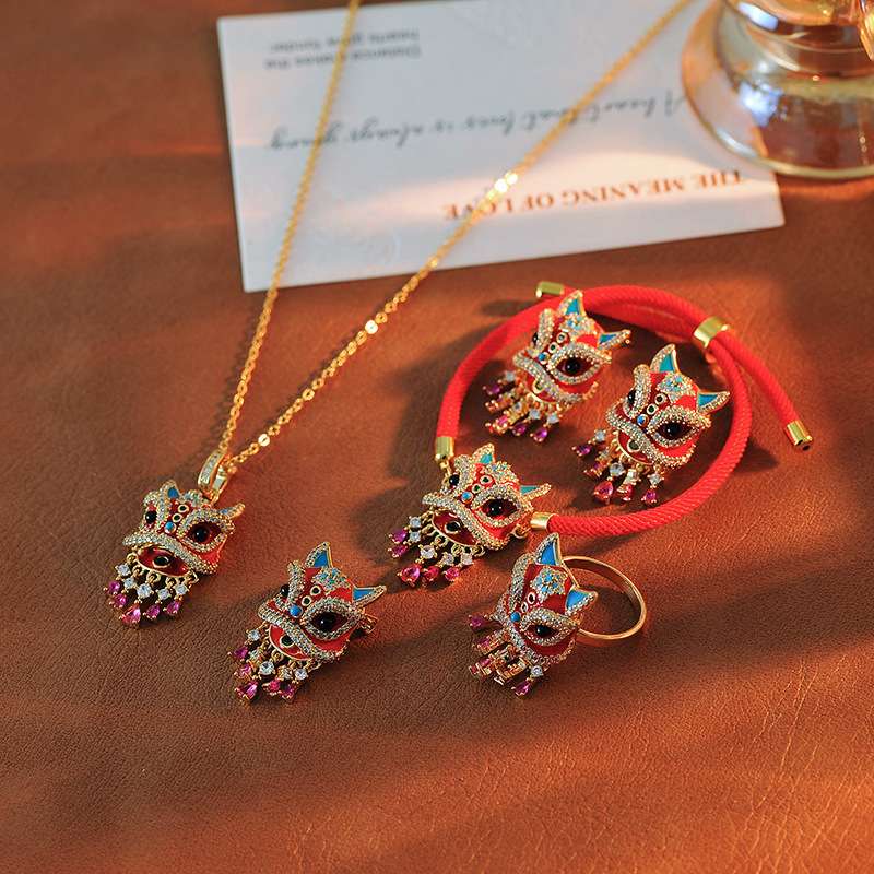 The traditional Chinese style wealth-attracting lion dance corsage, ancient-style charm bracelet, a festive accessory for both men and women, and a red Chinese trend bracelet