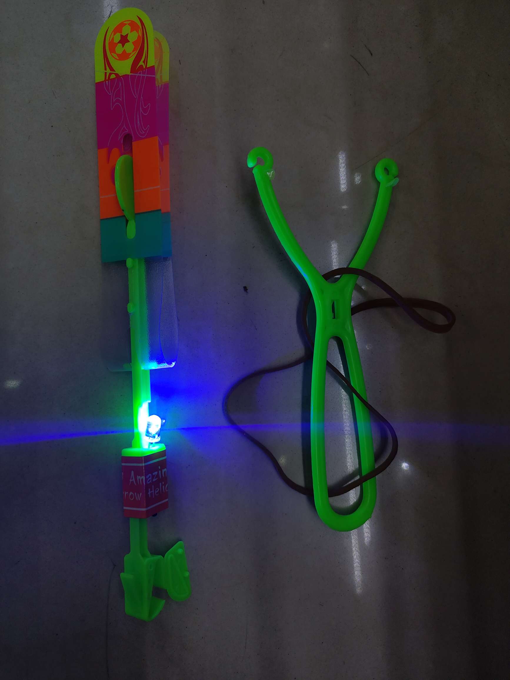 带灯弹弓飞灯玩具，opp袋装，混色。0.52元/个，2000个/箱。热门地摊摆摊批发详情图3