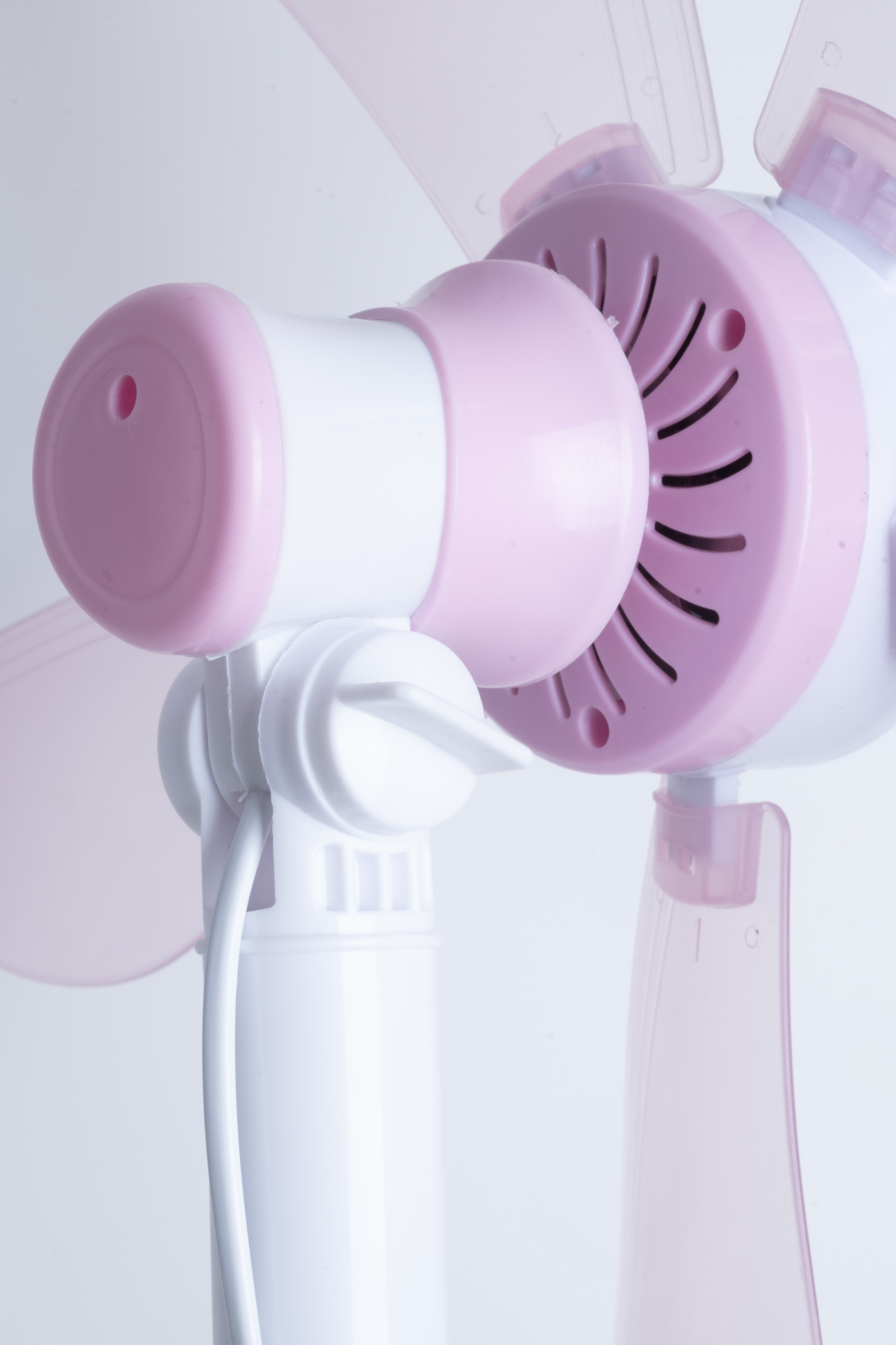 DeepKing Cross-border DK-129 electric fan, floor fan, household silent plastic, small vertical, strong wind force telescopic, soft blade fan without mesh cover Application Scenario